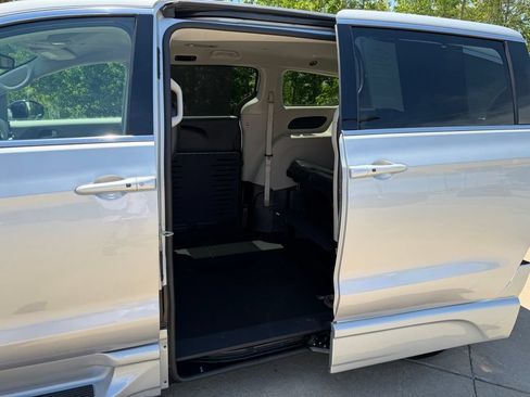 Used 2024 Chrysler Pacifica Touring-L FWD image 22