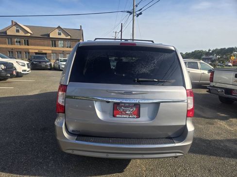 Used 2016 Chrysler Town & Country Touring-L FWD image 2