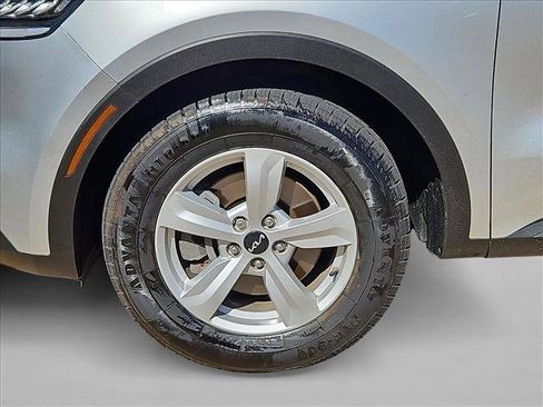 Used 2022 Kia Sorento LX image 10