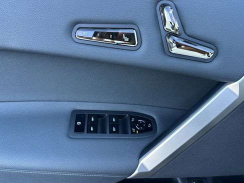 Used 2023 BMW iX xDrive50 w/ Premium Package image 11