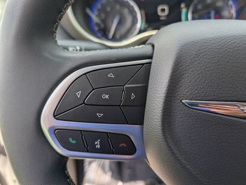 Used 2022 Chrysler Pacifica Touring-L FWD image 13