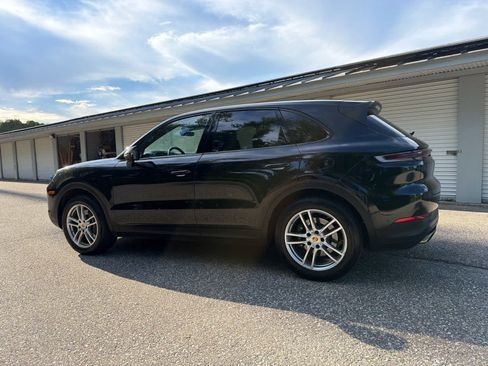 Used 2024 Porsche Cayenne AWD/4WD image 3