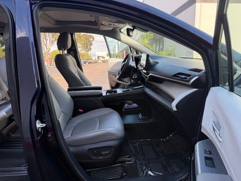 Used 2025 Toyota Sienna XLE image 12
