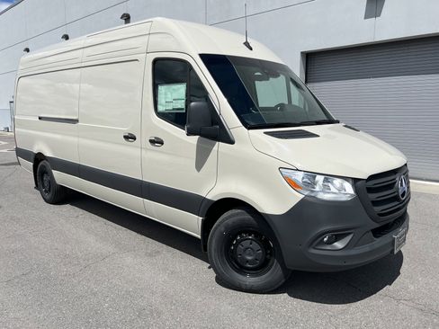 Used 2024 Mercedes-Benz Sprinter 2500 image 2