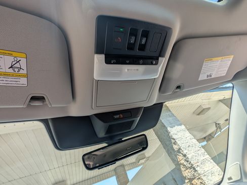 Used 2025 Nissan Pathfinder Platinum w/ Black Appearance Package FWD image 32