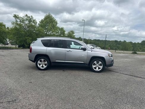 Used 2016 Jeep Compass Latitude FWD image 3