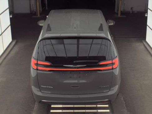 Used 2022 Chrysler Pacifica Touring-L w/ Uconnect Theater Family Group FWD image 4