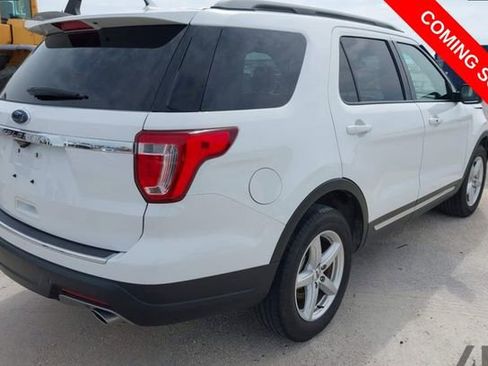 Used 2018 Ford Explorer XLT w/ Equipment Group 202A FWD image 4