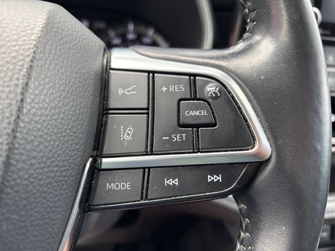 Used 2020 Toyota Highlander XLE AWD/4WD image 21
