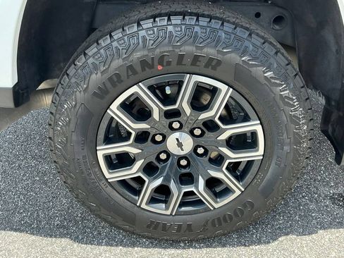 Used 2023 Chevrolet Colorado Z71 w/ Z71 Convenience Package 2 AWD/4WD image 16