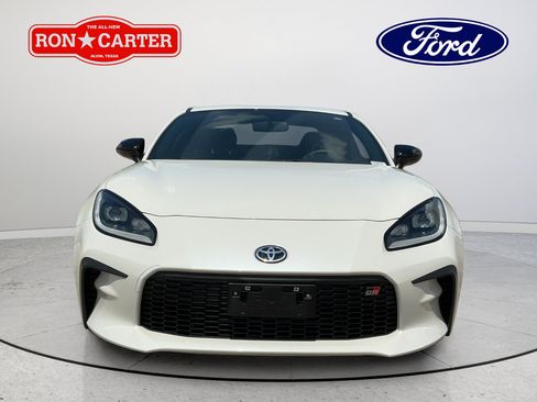 Used 2025 Toyota GR86 RWD image 2