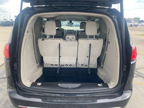 Used 2017 Chrysler Pacifica Touring-L Plus FWD image 7