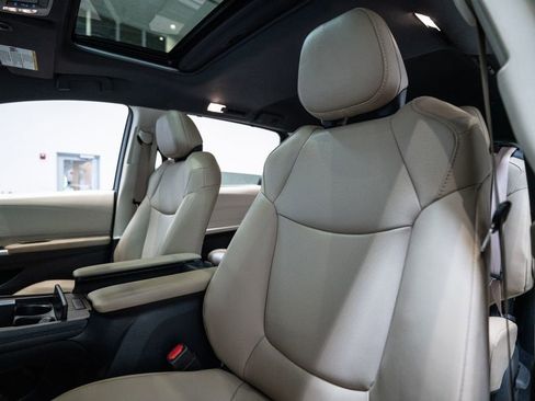 Certified 2021 Toyota Sienna XLE image 6