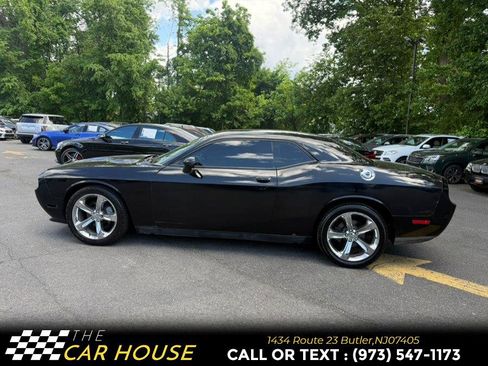 Used 2014 Dodge Challenger SXT RWD image 2