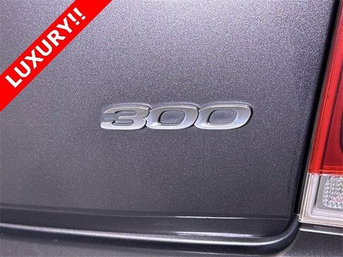 Used 2018 Chrysler 300 Limited image 32