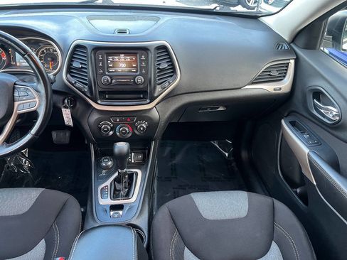 Used 2017 Jeep Cherokee Sport image 29