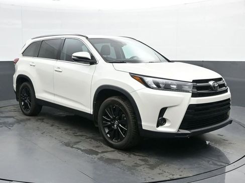 Used 2019 Toyota Highlander SE image 2