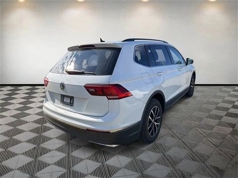 Used 2021 Volkswagen Tiguan SE w/ Panoramic Sunroof Package image 4