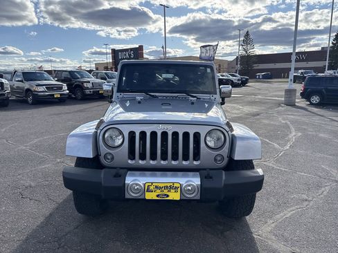 Used 2014 Jeep Wrangler Unlimited Sahara w/ Connectivity Group AWD/4WD image 3