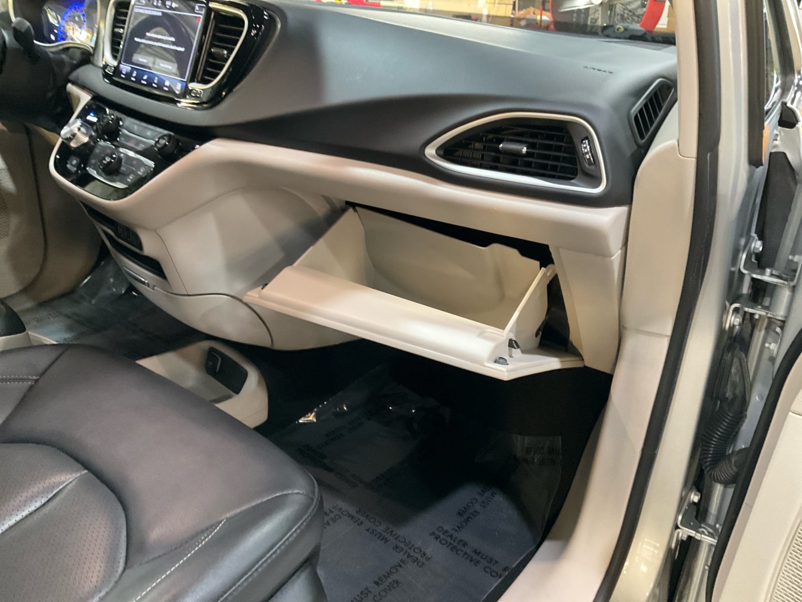 Used 2024 Chrysler Pacifica Touring-L FWD image 20