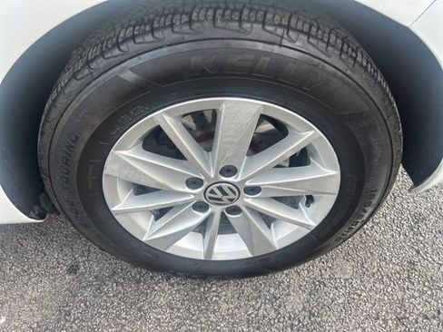 Used 2015 Volkswagen Golf S FWD image 16