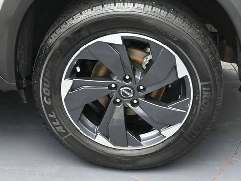 Used 2024 Nissan Rogue SV AWD/4WD image 8