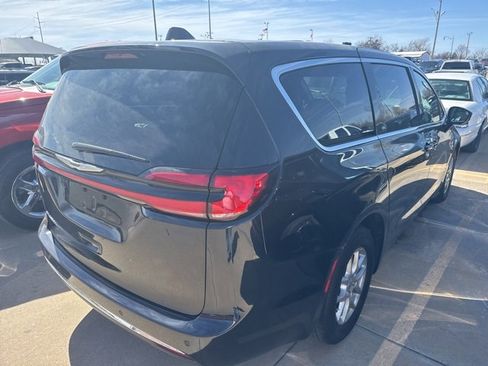 Used 2025 Chrysler Pacifica Select image 4