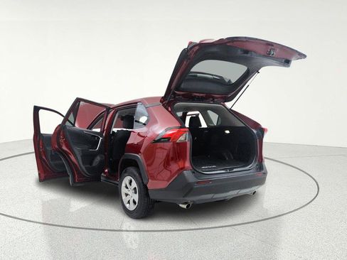 Used 2022 Toyota RAV4 LE image 16