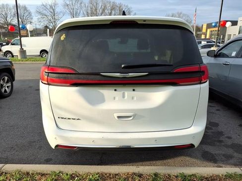 Used 2024 Chrysler Pacifica Touring-L image 8