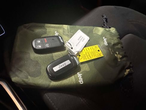 Used 2023 Jeep Renegade Trailhawk AWD/4WD image 34