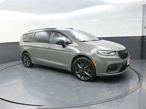 Used 2023 Chrysler Pacifica Limited w/ Uconnect Theater Family Group image 9