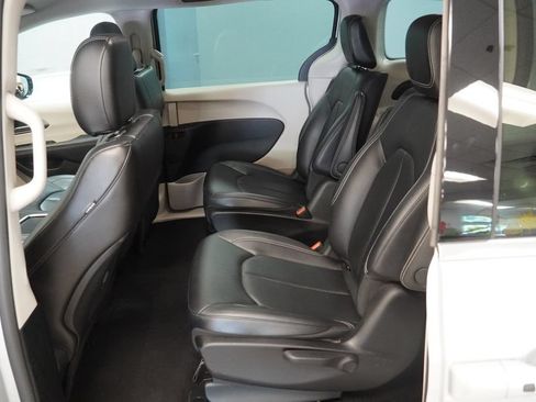 Used 2024 Chrysler Pacifica Limited FWD image 18