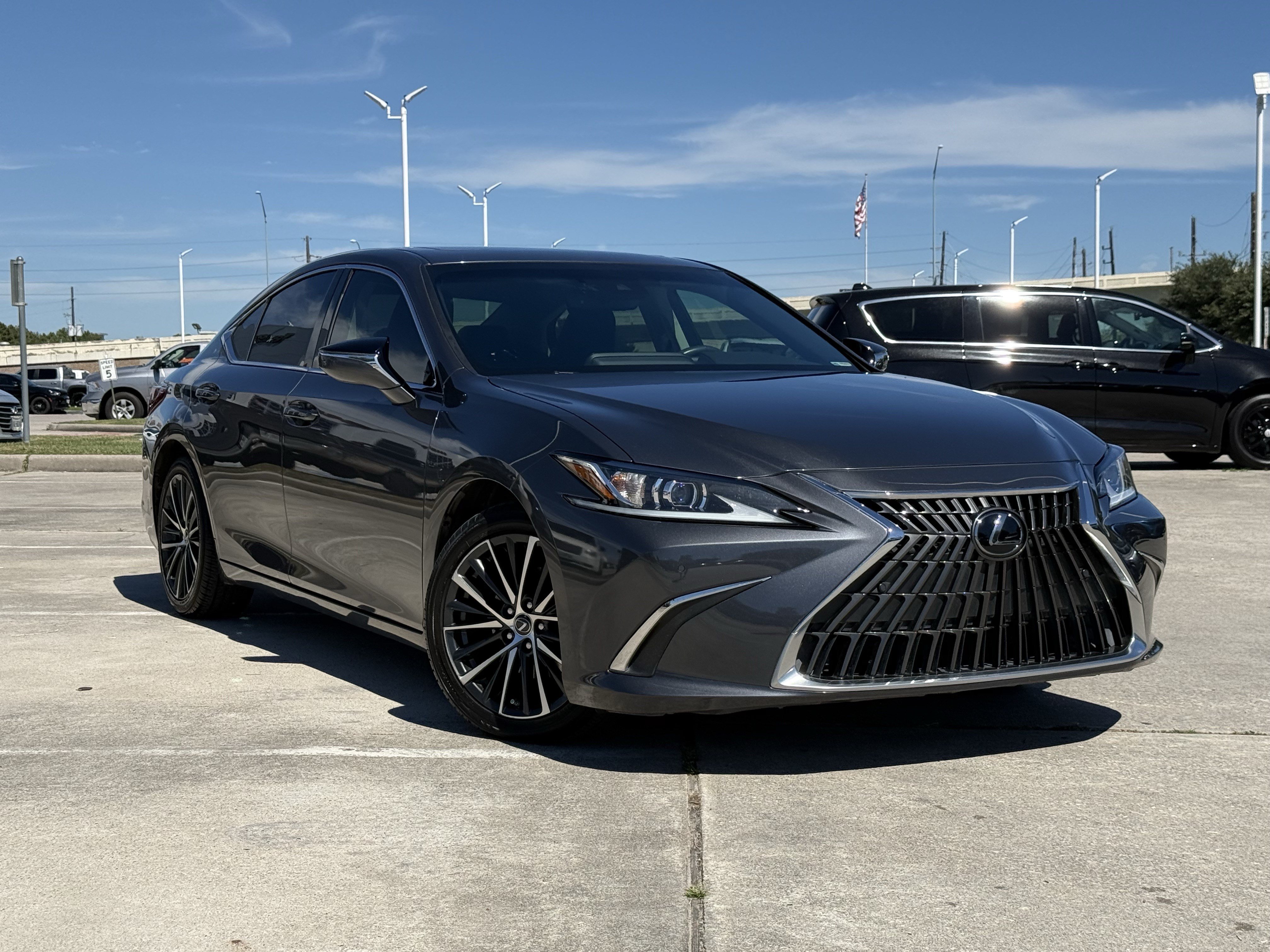 Used 2022 Lexus ES 350 w/ Premium Package FWD image 2