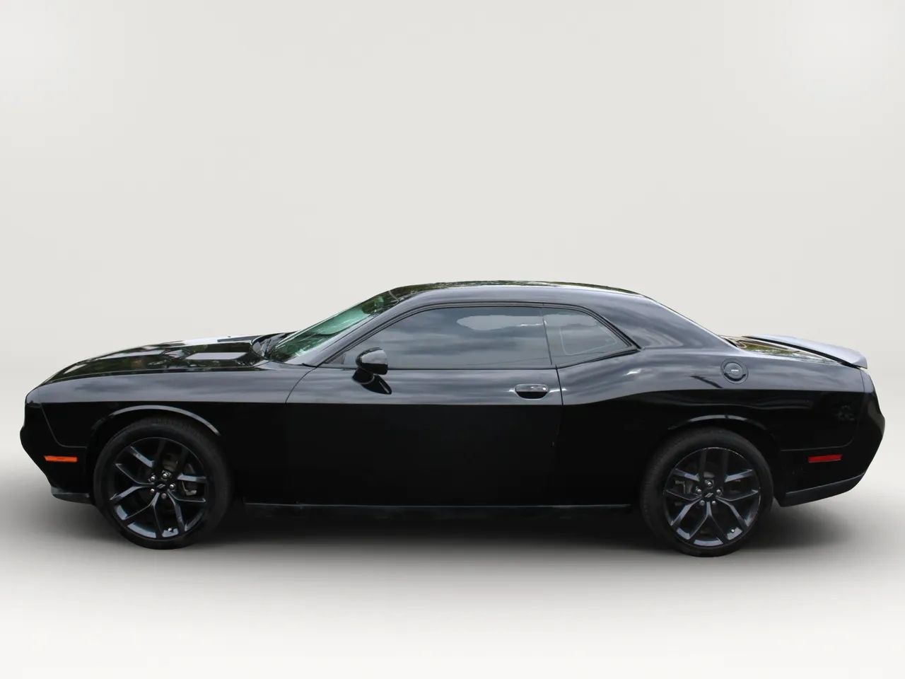 Used 2019 Dodge Challenger SXT w/ Blacktop Package RWD image 5