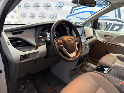 Used 2020 Toyota Sienna XLE Premium w/ Carpet Mat Package image 13