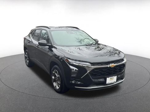 Used 2025 Chevrolet Trax LT image 2