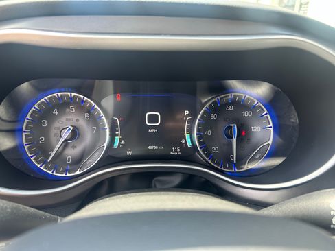 Used 2024 Chrysler Pacifica Touring-L FWD image 21