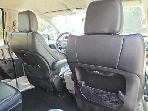 Used 2024 Chrysler Pacifica Limited FWD image 18