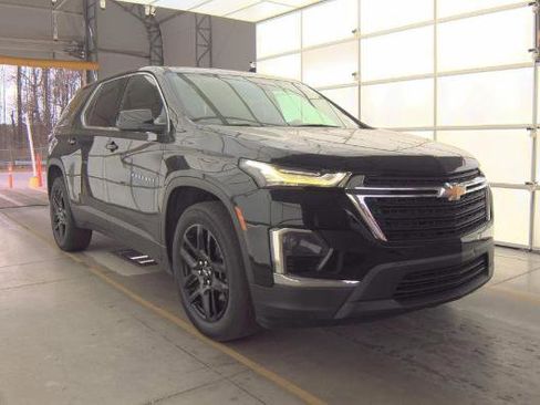 Used 2022 Chevrolet Traverse LS image 3