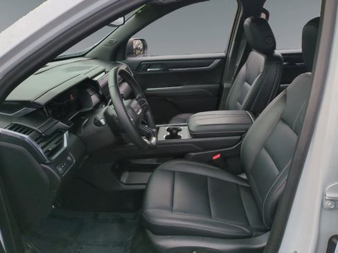 Used 2024 GMC Acadia Elevation image 9