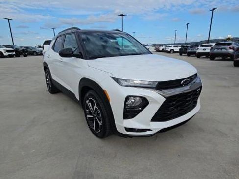 Used 2022 Chevrolet TrailBlazer RS w/ Sun and Liftgate Package FWD image 2