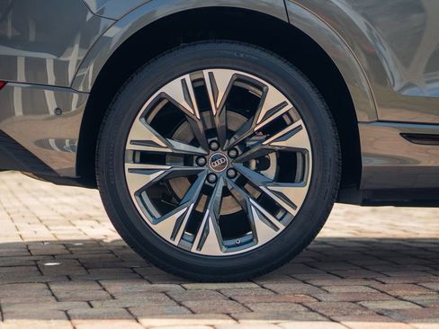 Used 2025 Audi Q8 Prestige image 13