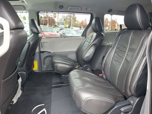 Used 2011 Toyota Sienna SE image 10