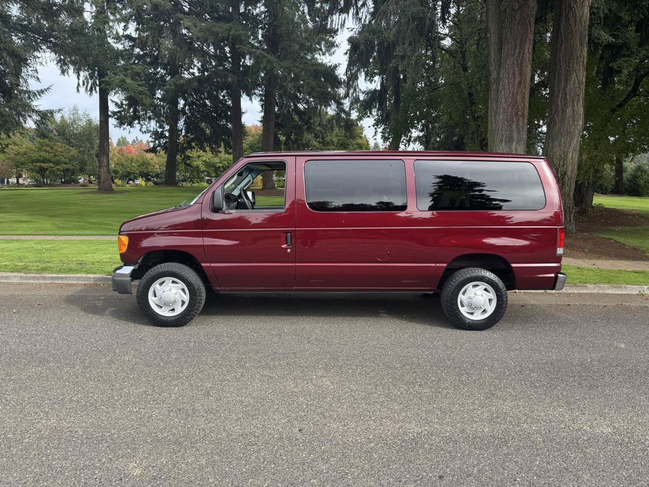 Used 2006 Ford E-350 and Econoline 350 Super Duty Wagon RWD image 2