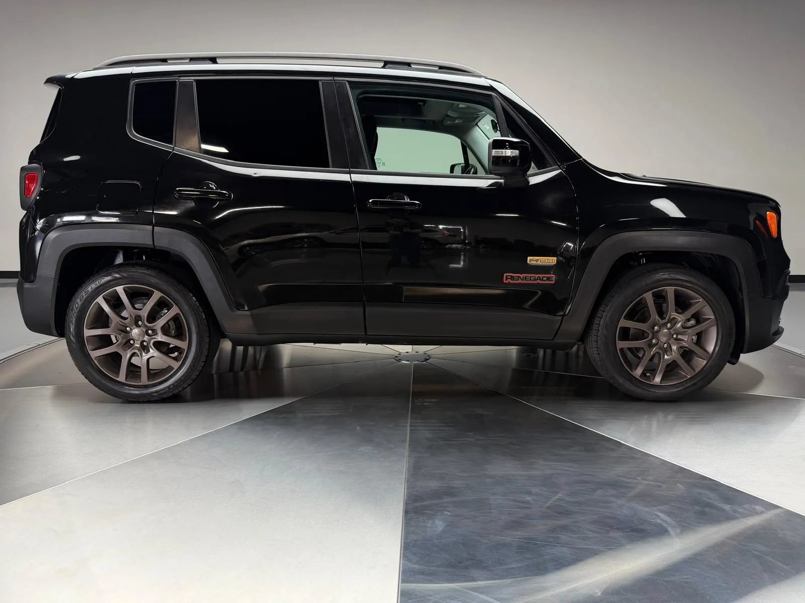 Used 2016 Jeep Renegade 75th Anniversary FWD image 6