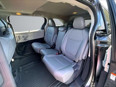 Used 2021 Toyota Sienna XLE FWD image 21