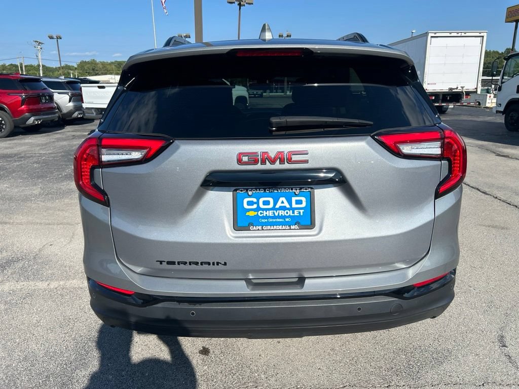 Used 2023 GMC Terrain SLE w/ Driver Convenience Package FWD image 4