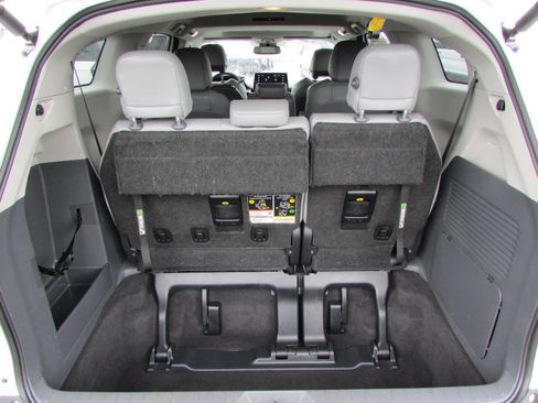 Used 2024 Toyota Sienna XLE image 31