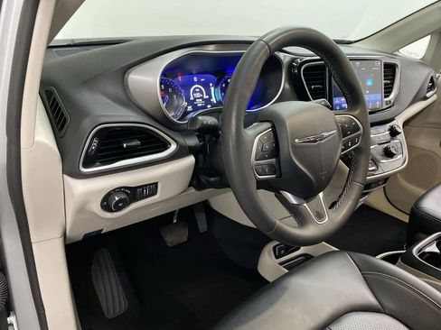 Used 2024 Chrysler Pacifica Touring-L image 2