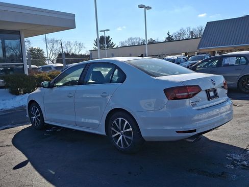 Used 2017 Volkswagen Jetta SE image 4